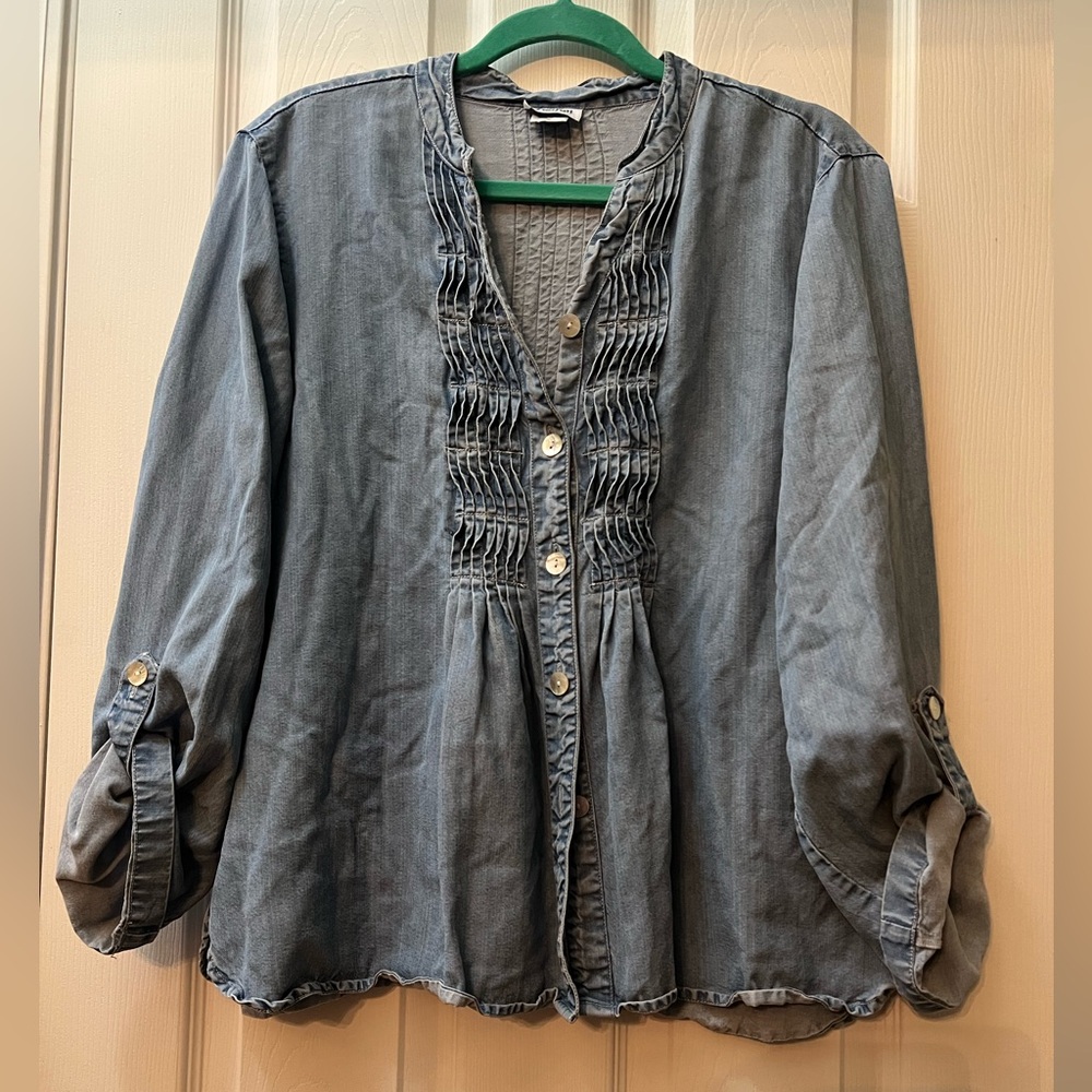 🦋 Chic Denim toofan Blue Button-Up Blouse size xlarge